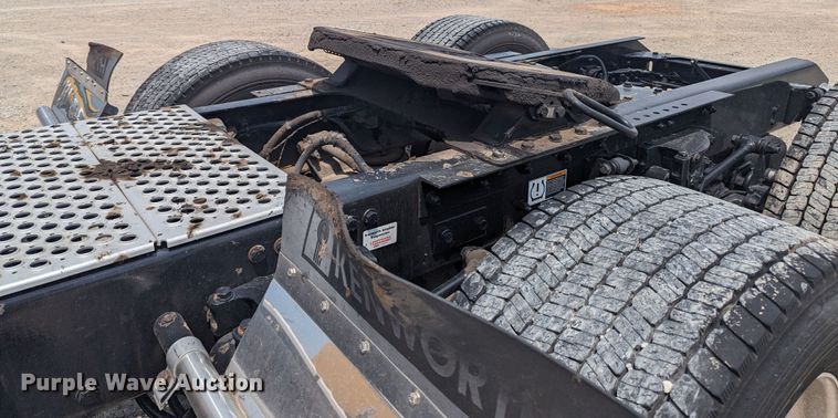 image for item MY9456 2019 Kenworth T680  semi truck