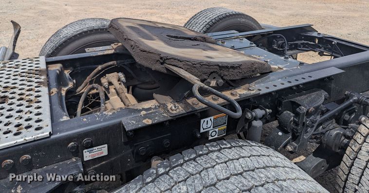 image for item MY9456 2019 Kenworth T680  semi truck