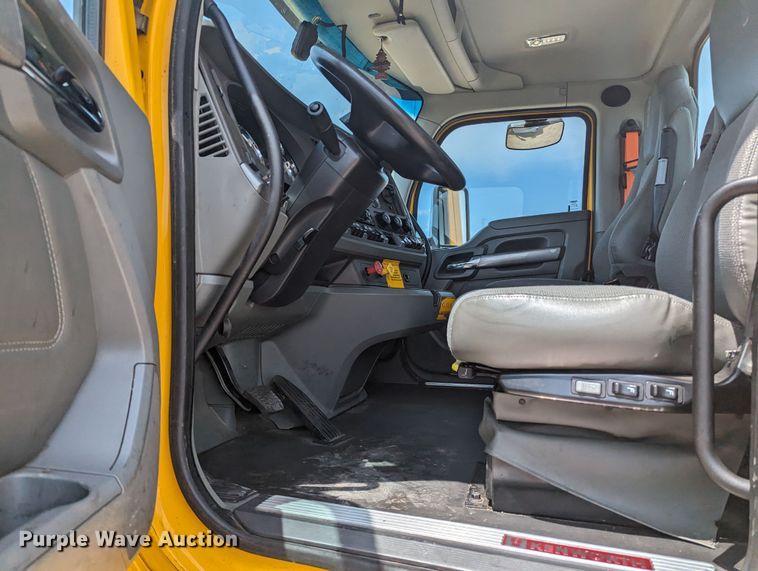 image for item MY9456 2019 Kenworth T680  semi truck