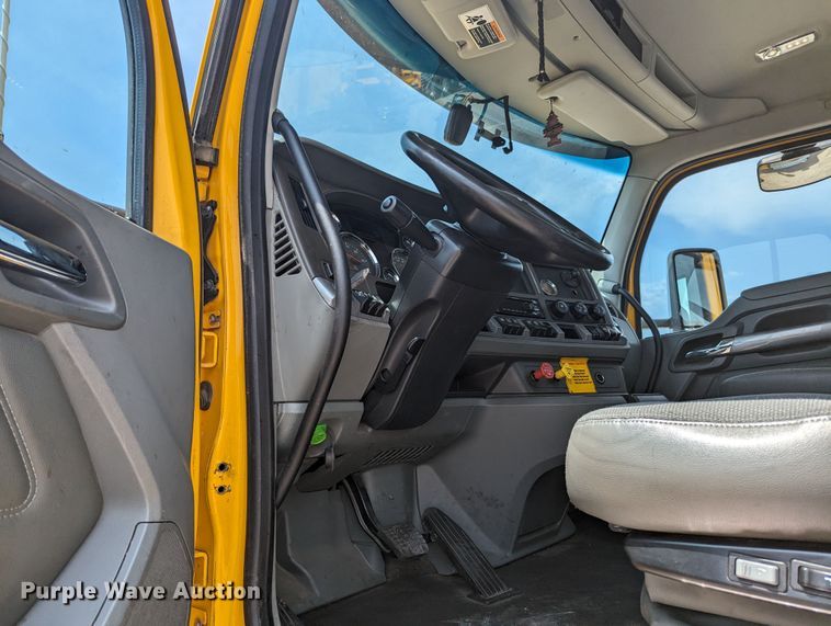 image for item MY9456 2019 Kenworth T680  semi truck