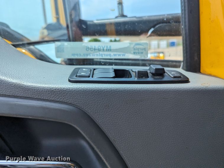 image for item MY9456 2019 Kenworth T680  semi truck