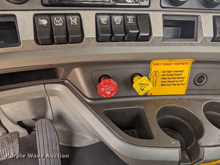 image for item MY9456 2019 Kenworth T680  semi truck