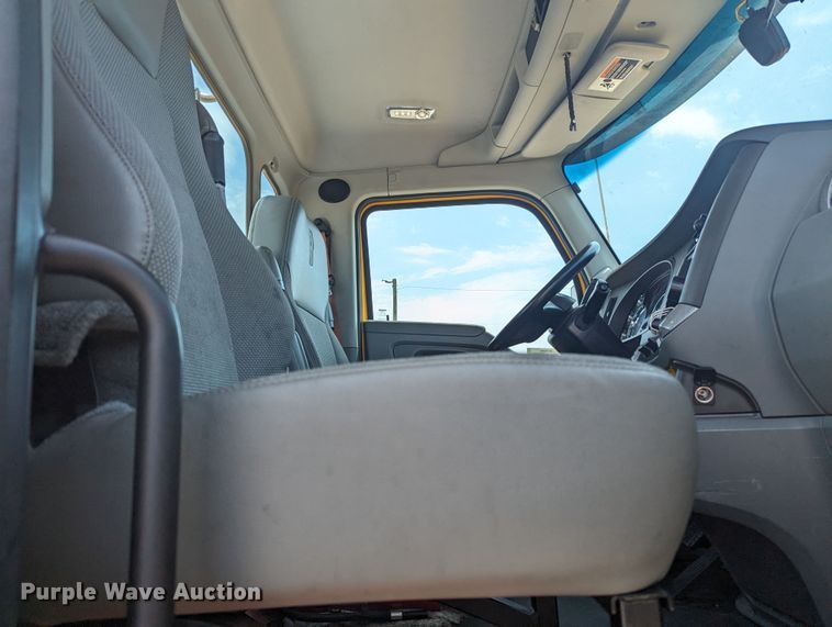 image for item MY9456 2019 Kenworth T680  semi truck