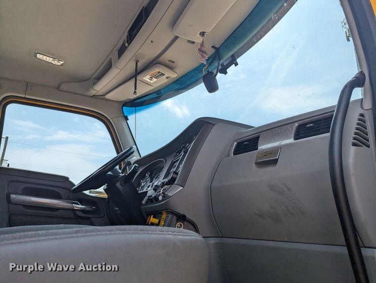 image for item MY9456 2019 Kenworth T680  semi truck