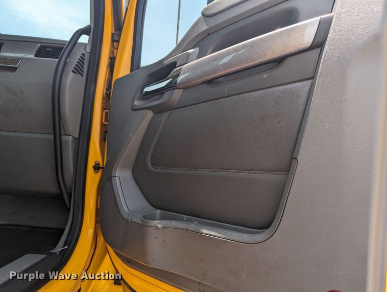 image for item MY9456 2019 Kenworth T680  semi truck