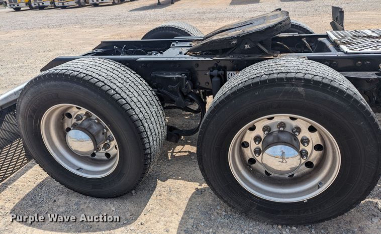 image for item MY9456 2019 Kenworth T680  semi truck