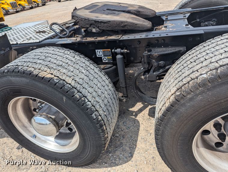 image for item MY9456 2019 Kenworth T680  semi truck