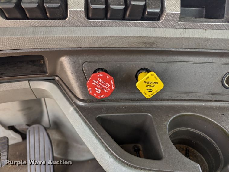 image for item MY9457 2019 Kenworth T680  semi truck