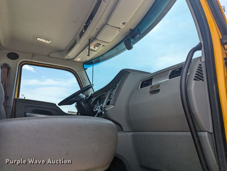 image for item MY9457 2019 Kenworth T680  semi truck