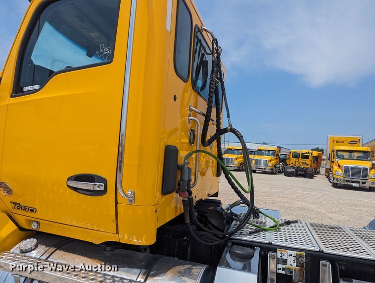 image for item MY9458 2019 Kenworth T680  semi truck