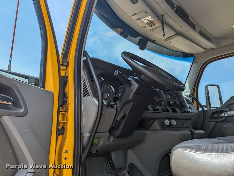 image for item MY9458 2019 Kenworth T680  semi truck