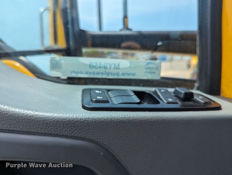 image for item MY9458 2019 Kenworth T680  semi truck