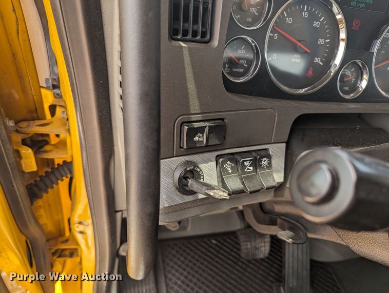 image for item MY9458 2019 Kenworth T680  semi truck