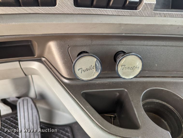 image for item MY9458 2019 Kenworth T680  semi truck