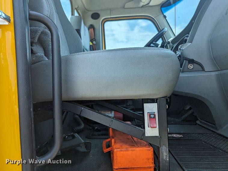 image for item MY9458 2019 Kenworth T680  semi truck