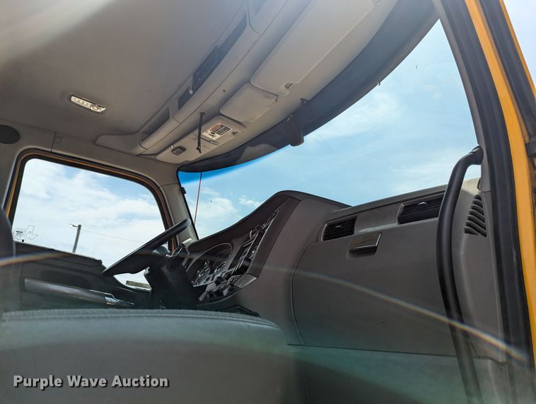 image for item MY9458 2019 Kenworth T680  semi truck