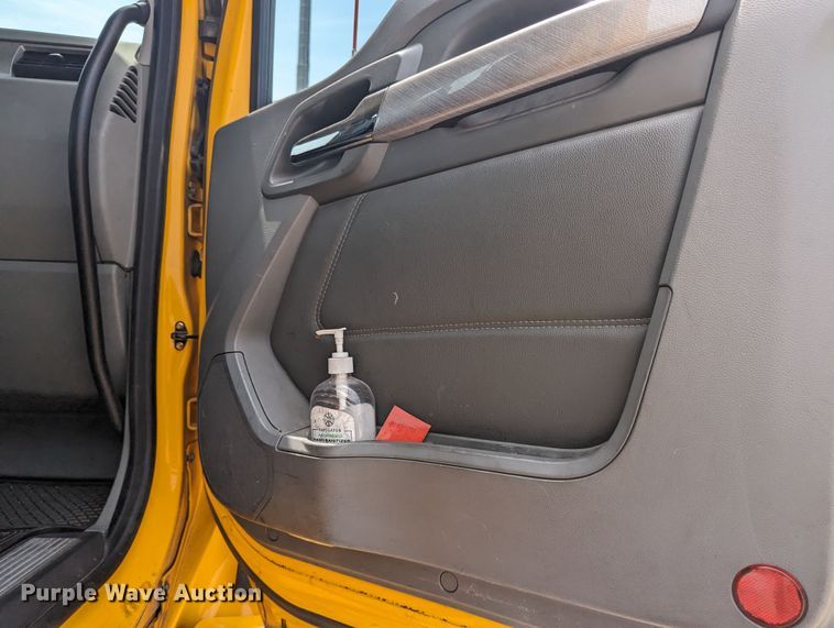 image for item MY9458 2019 Kenworth T680  semi truck