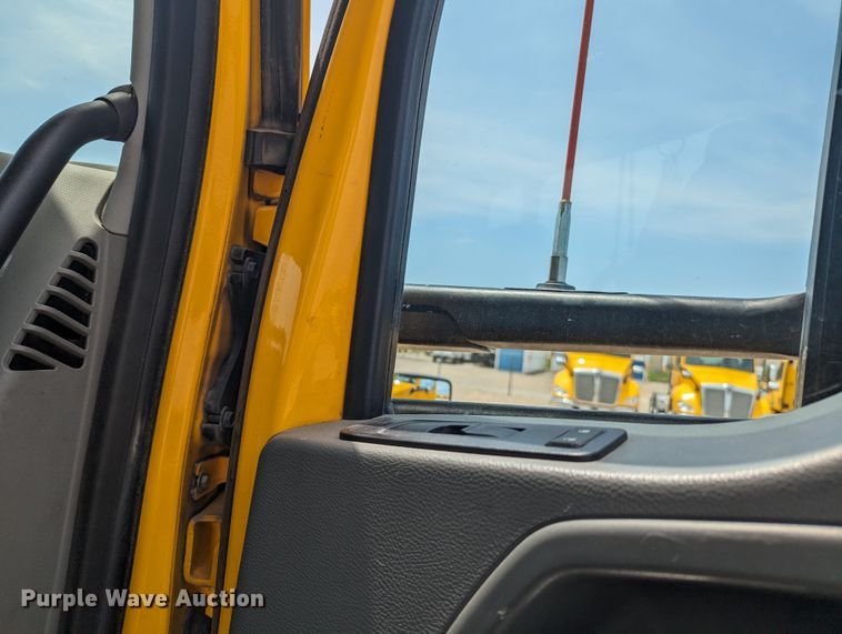 image for item MY9458 2019 Kenworth T680  semi truck