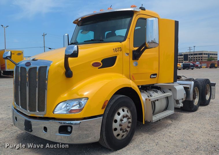 image for item MY9459 2016 Peterbilt 579  semi truck