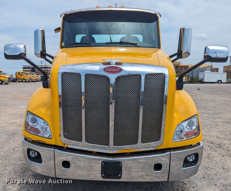 image for item MY9459 2016 Peterbilt 579  semi truck