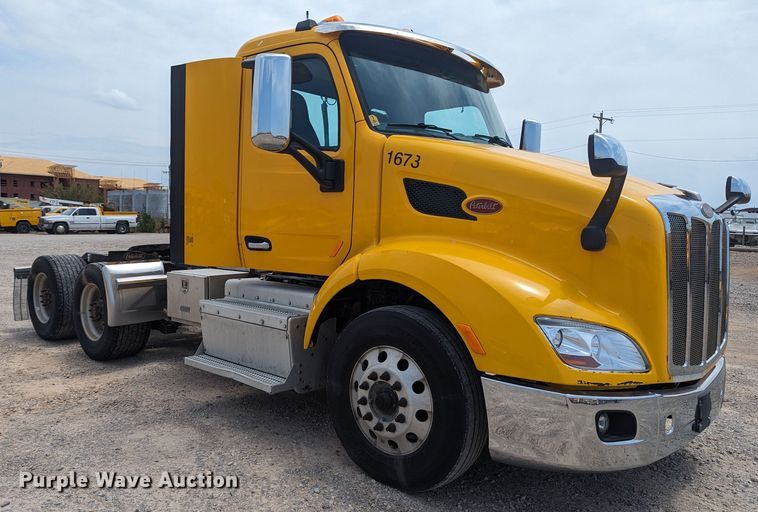 image for item MY9459 2016 Peterbilt 579  semi truck