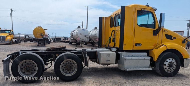 image for item MY9459 2016 Peterbilt 579  semi truck