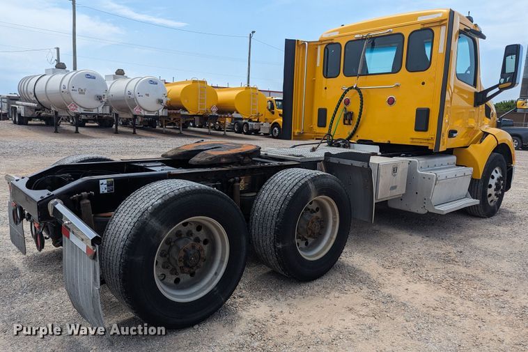 image for item MY9459 2016 Peterbilt 579  semi truck