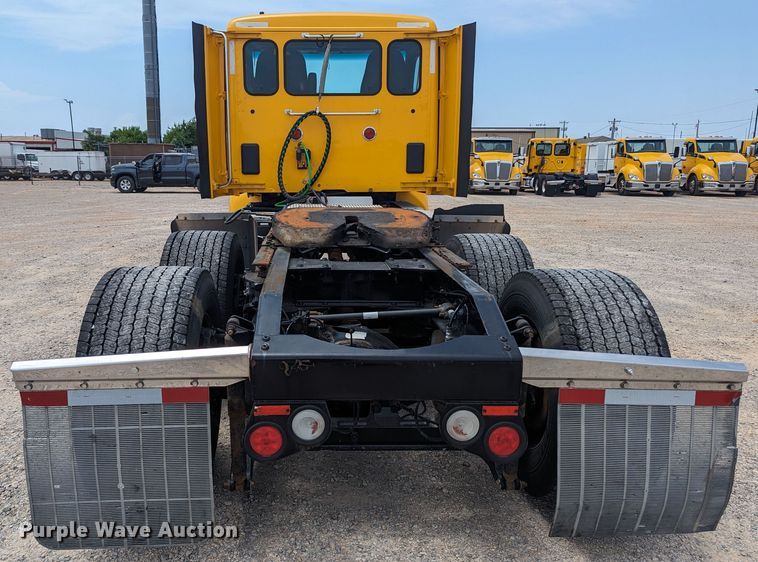 image for item MY9459 2016 Peterbilt 579  semi truck