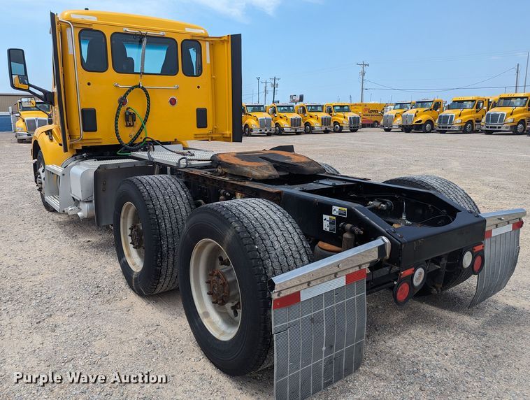 image for item MY9459 2016 Peterbilt 579  semi truck