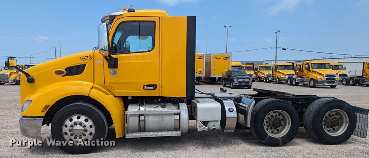 image for item MY9459 2016 Peterbilt 579  semi truck