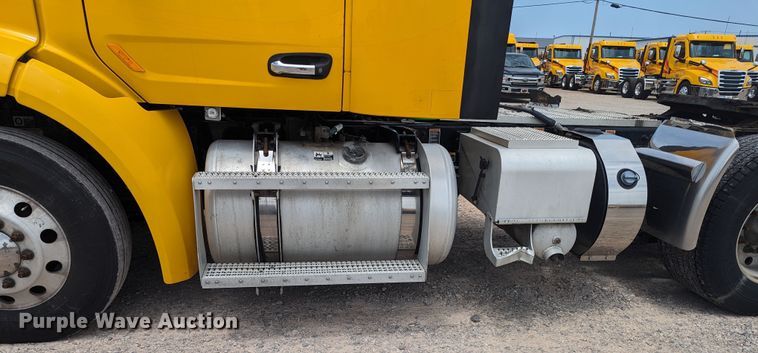 image for item MY9459 2016 Peterbilt 579  semi truck