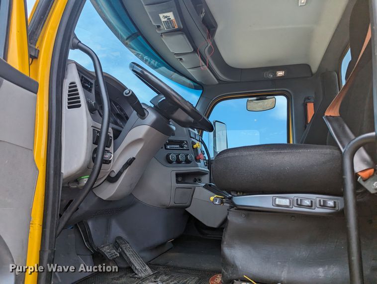 image for item MY9459 2016 Peterbilt 579  semi truck