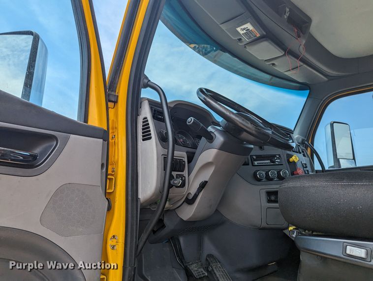 image for item MY9459 2016 Peterbilt 579  semi truck