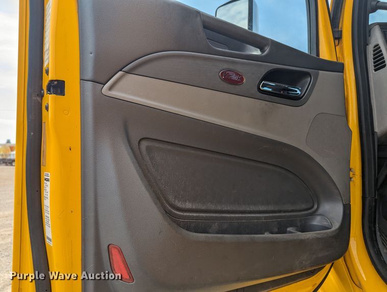 image for item MY9459 2016 Peterbilt 579  semi truck