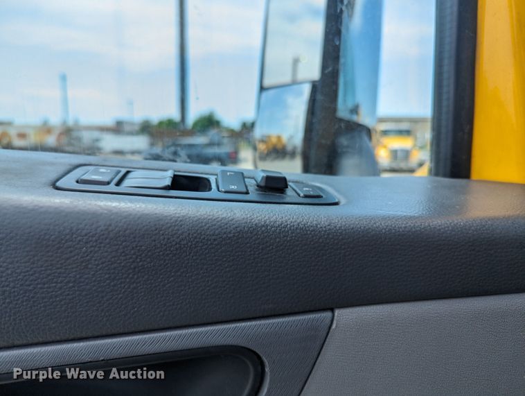 image for item MY9459 2016 Peterbilt 579  semi truck