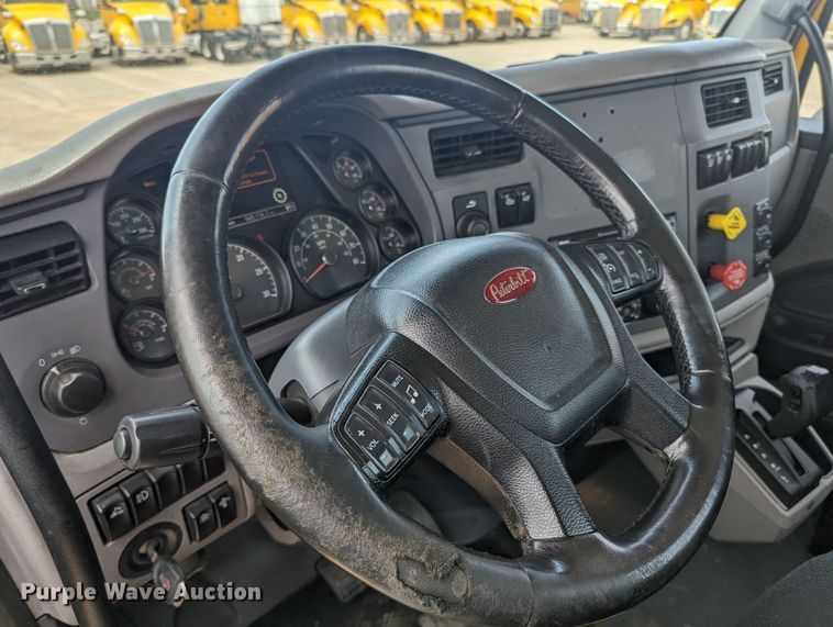 image for item MY9459 2016 Peterbilt 579  semi truck