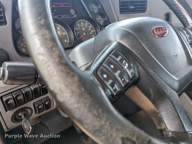 image for item MY9459 2016 Peterbilt 579  semi truck