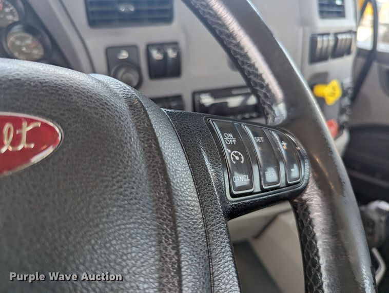 image for item MY9459 2016 Peterbilt 579  semi truck