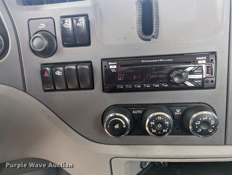 image for item MY9459 2016 Peterbilt 579  semi truck