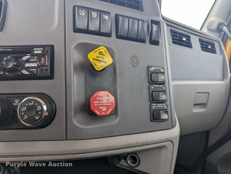 image for item MY9459 2016 Peterbilt 579  semi truck