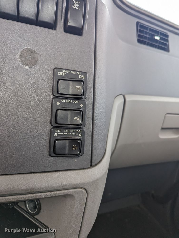 image for item MY9459 2016 Peterbilt 579  semi truck