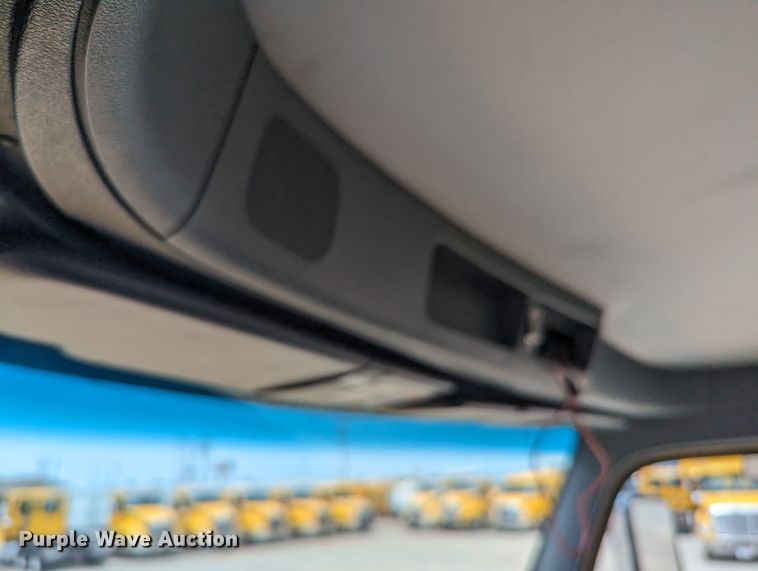 image for item MY9459 2016 Peterbilt 579  semi truck