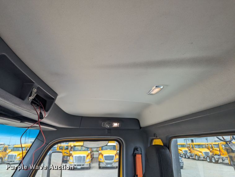 image for item MY9459 2016 Peterbilt 579  semi truck