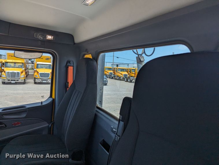 image for item MY9459 2016 Peterbilt 579  semi truck