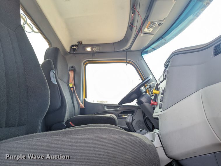 image for item MY9459 2016 Peterbilt 579  semi truck