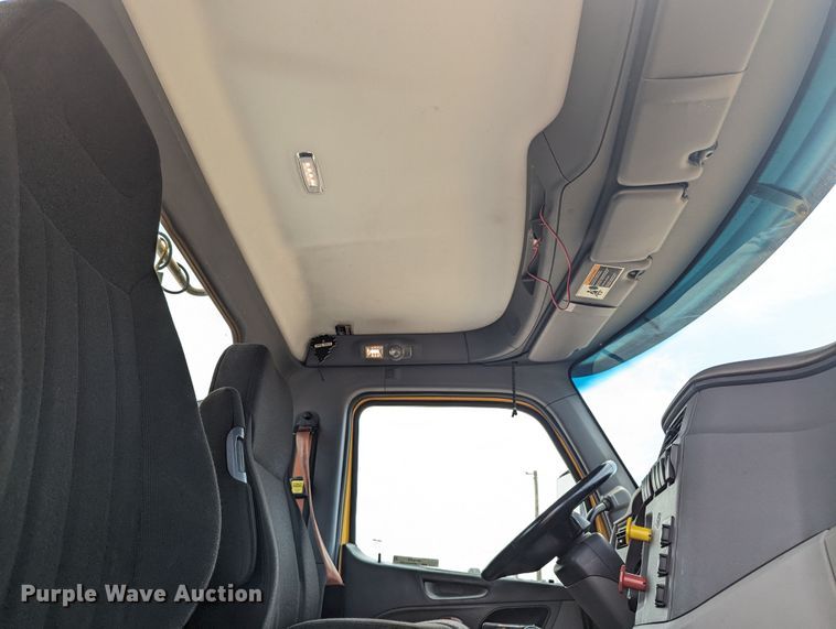 image for item MY9459 2016 Peterbilt 579  semi truck