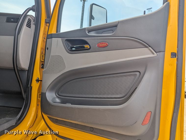 image for item MY9459 2016 Peterbilt 579  semi truck