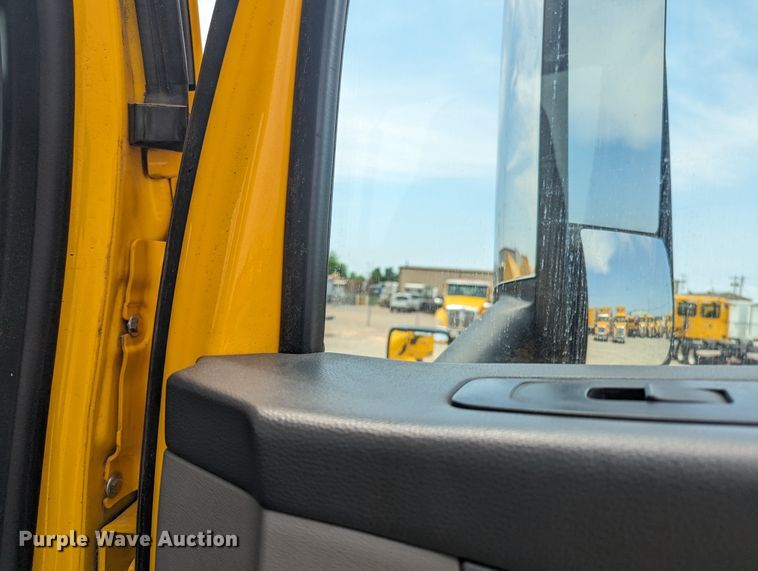 image for item MY9459 2016 Peterbilt 579  semi truck