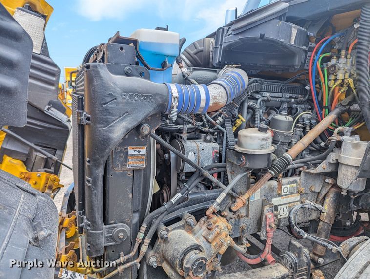 image for item MY9459 2016 Peterbilt 579  semi truck