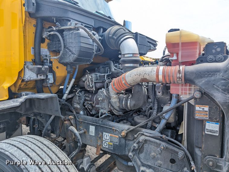 image for item MY9459 2016 Peterbilt 579  semi truck